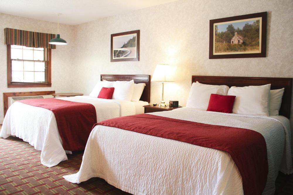 Deluxe Queen Room with Two Queen Beds interior